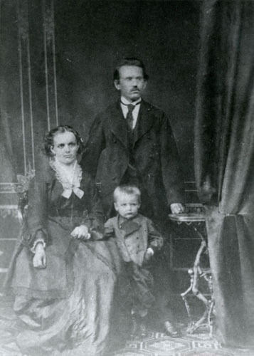 Max Reger mit seinen Eltern (1876). – Max-Reger-Institut, Karlsruhe.