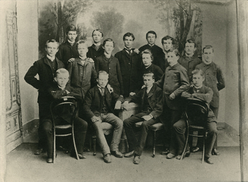 Reger (2. Reihe, 4.v.l.) unter seinen Mitschülern der Präparandenschule Weiden (1889). – Max-Reger-Institut, Karlsruhe.
