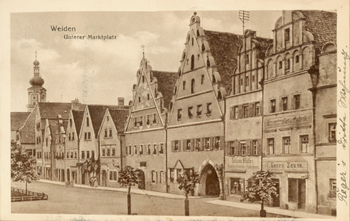 Unterer Markplatz in Weiden, Postkarte (undatiert) mit eigenhändiger Anmerkung von  (»Reger’s «). – Max-Reger-Institut, Karlsruhe.