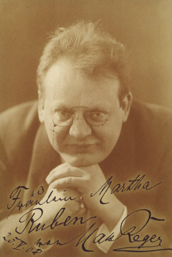 Max Reger 1908, photograph by , with Reger’s own handwritten dedication (»Fräulein Martha | Ruben | 25. V. 08 | von Max Reger«). – Max-Reger-Institut, Karlsruhe.