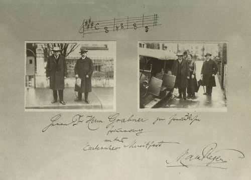 Max Reger beim Reger-Fest in Karlsruhe (1912), zusammen mit Hermann Grabner und dem Ehepaar Paul und Kläre Ruh (Fabrikbesitzer in Karlsruhe). – Abgebildet in , S. 8.