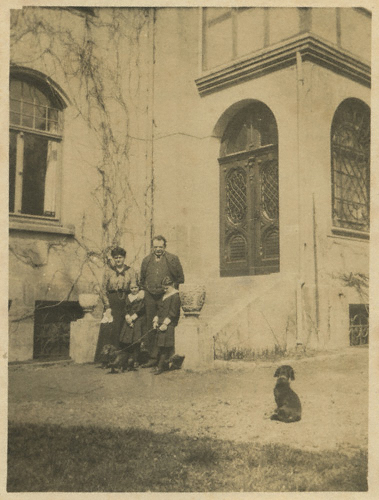 Max and  Reger with their adopted daughters  and  in front of their  in  (ca. 1915). – Max-Reger-Institut, Karlsruhe.