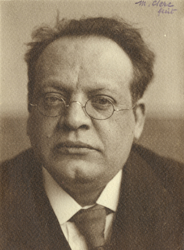 Max Reger vier Wochen vor seinem Tod im Hause Lentz, Duisburg (April 1916), Fotografie von Marcel Clerc. – Fotoabzug im Max-Reger-Institut, Karlsruhe.