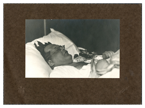 Max Reger on his deathbed, photograph by E. Hoenisch. – Max-Reger-Institut, Karlsruhe.